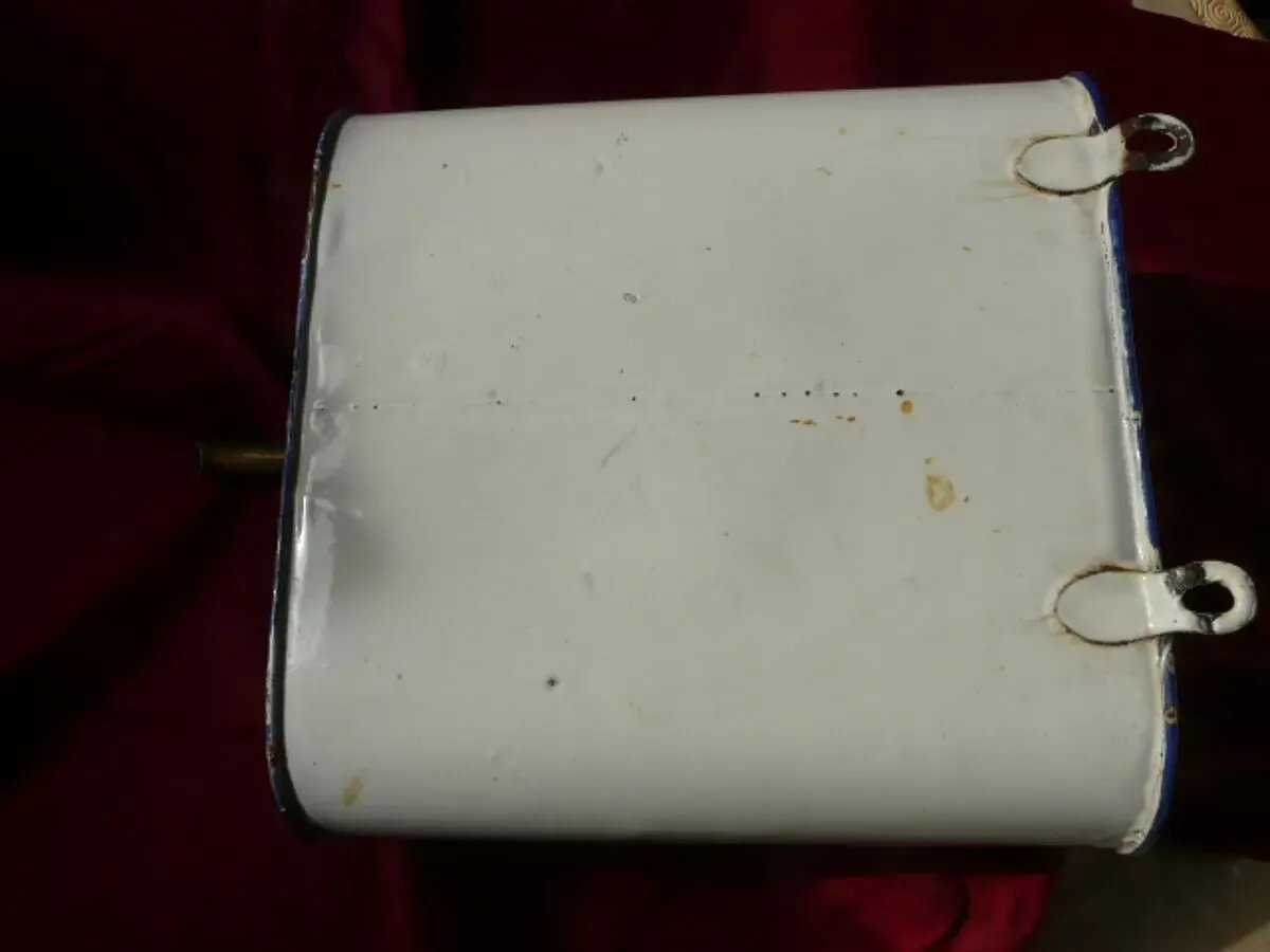 Illustration numéro 3 du produit Fontaine murale en tôle émaillée décor de fleurs bleues sur fond blanc