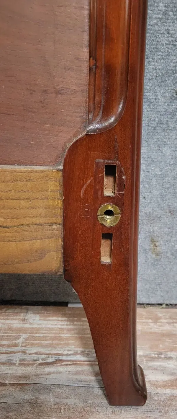 Illustration numéro 3 du produit Ecole de Nancy : Lit époque Art Nouveau, caractérisée par ses lignes courbe