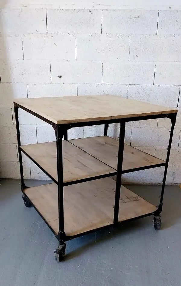 Illustration numéro 3 du produit Grande desserte sur roulettes