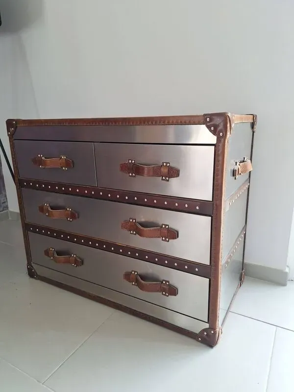 Illustration numéro 3 du produit Commode vintage en cuir et acier Andrew Martin Howard