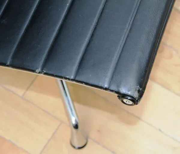 Illustration numéro 3 du produit Fauteuil de bureau EA124, Charles & Ray Eames