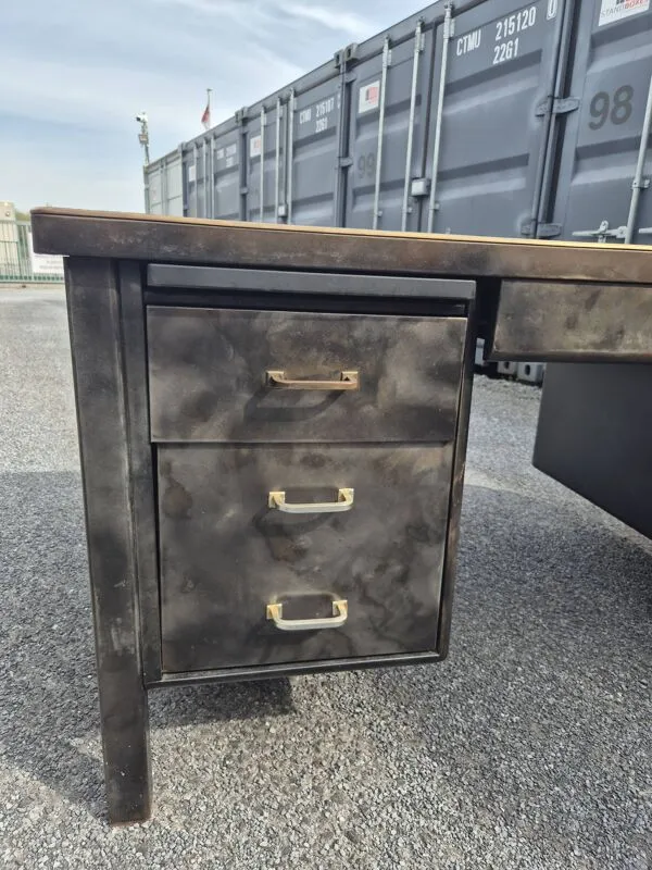 Illustration numéro 3 du produit Bureau industriel en métal – style vintage / loft