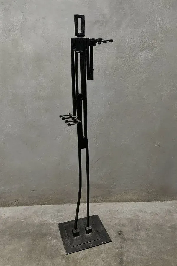 Illustration numéro 3 du produit Porte-manteau design en fer – Pièce unique sculpturale