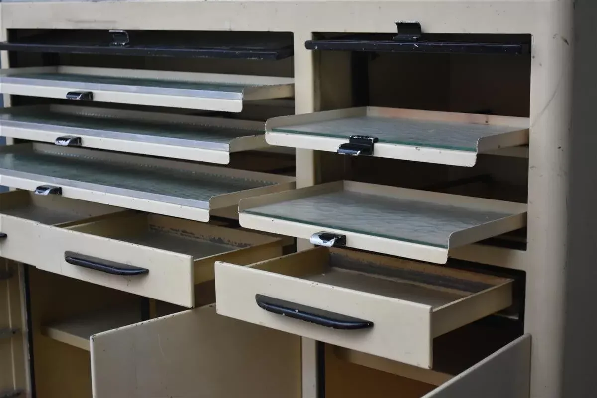 Illustration numéro 3 du produit Meuble de métier en tôle peinte de dentiste 1950