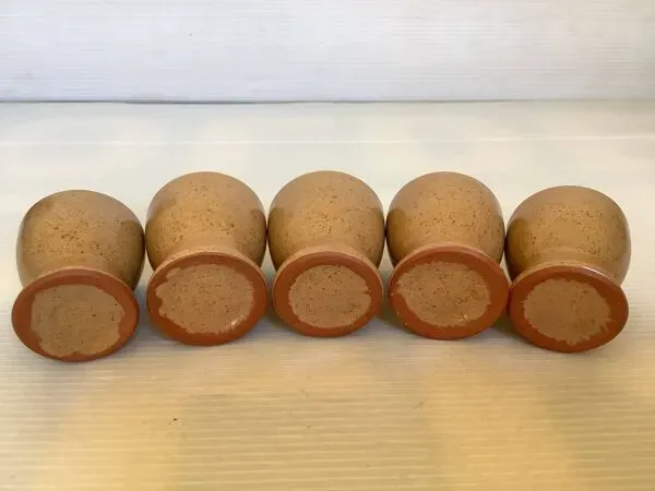 Illustration numéro 3 du produit Cinq coquetiers en grès artisanal