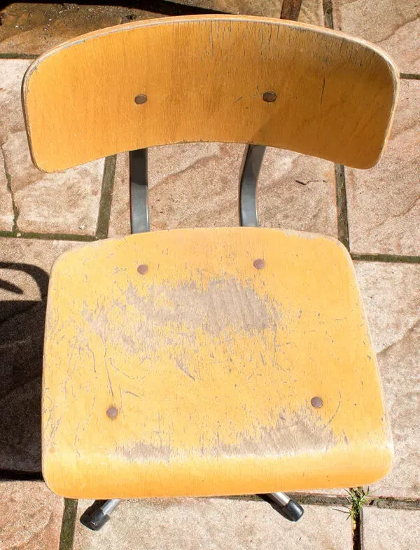 Illustration numéro 3 du produit Chaise d'école metal et bois