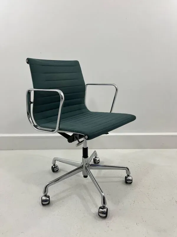 Illustration numéro 3 du produit Chaise de bureau Hopsak Fabric Ea-117 par Charles Eames pour Vitra, années 2000.