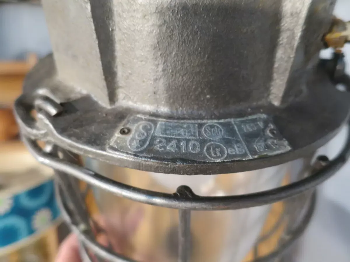 Illustration numéro 3 du produit Suspension industrielle en fonte