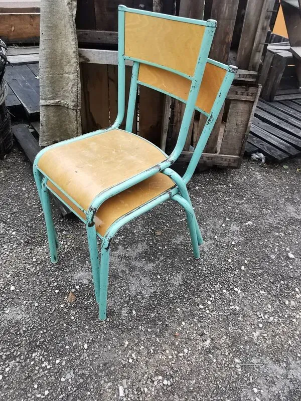 Illustration numéro 3 du produit Lot de deux chaises d'école