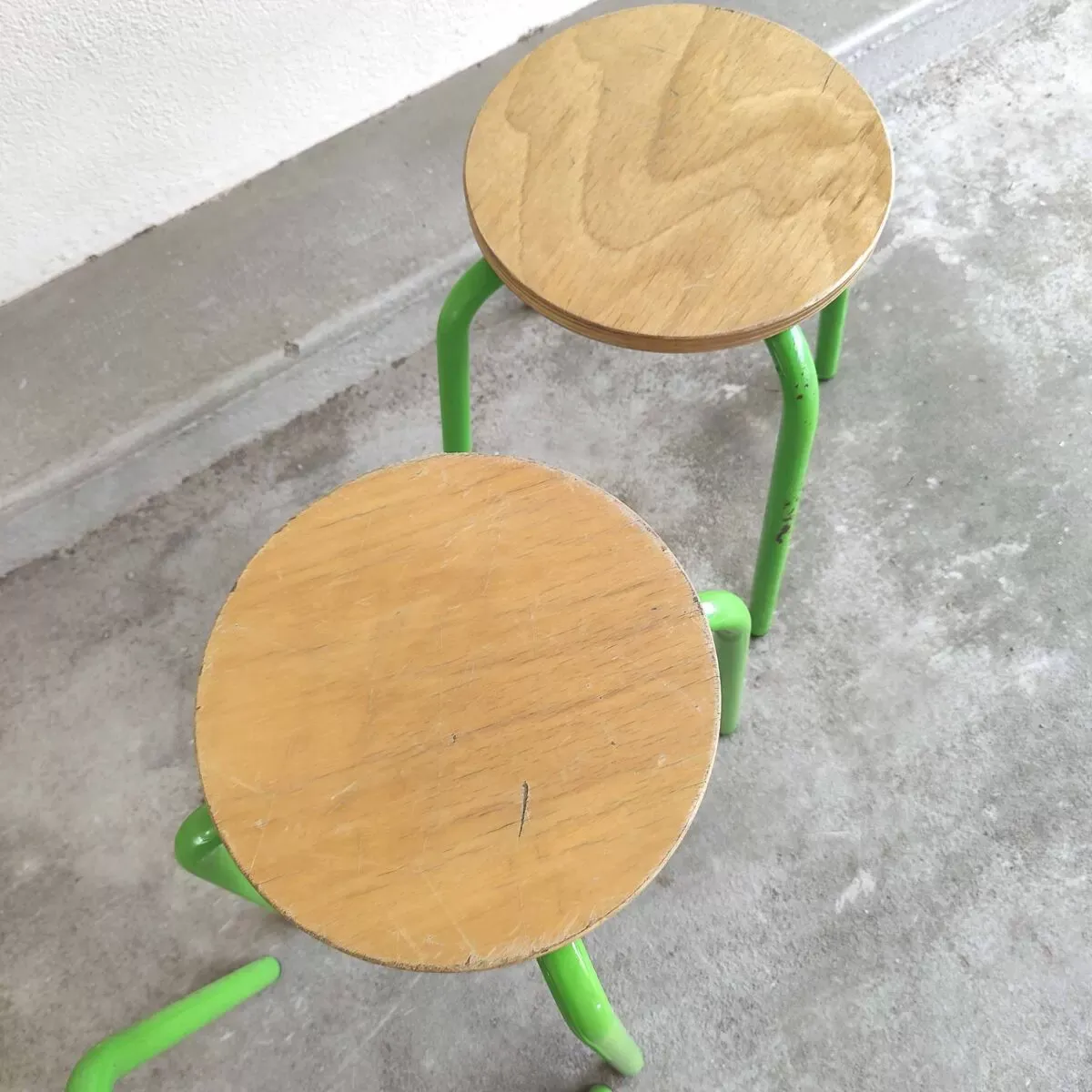 Illustration numéro 3 du produit Lot de 6 tabourets vintage métal vert et bois