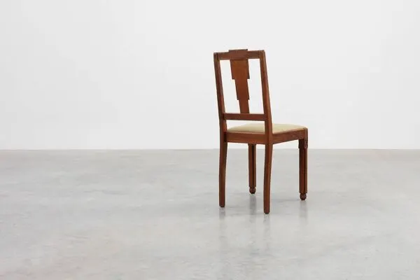 Illustration numéro 3 du produit Chaise latérale en chêne de style École d'Amsterdam avec des sculptures géométriques, Les Pays-Bas