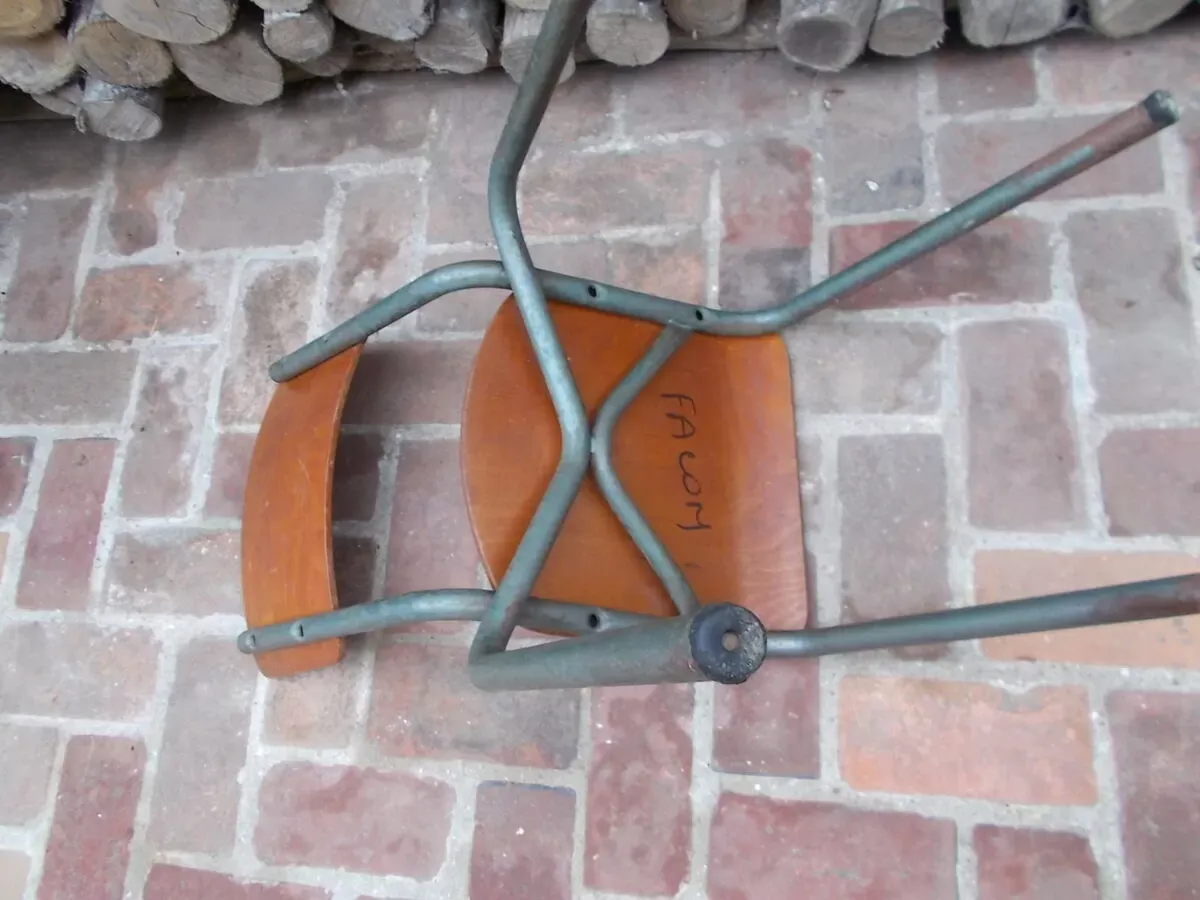 Illustration numéro 3 du produit Chaise d'école