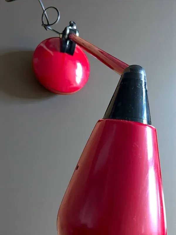 Illustration numéro 3 du produit Lampe articulée vintage – Métal rouge – France 1970/80