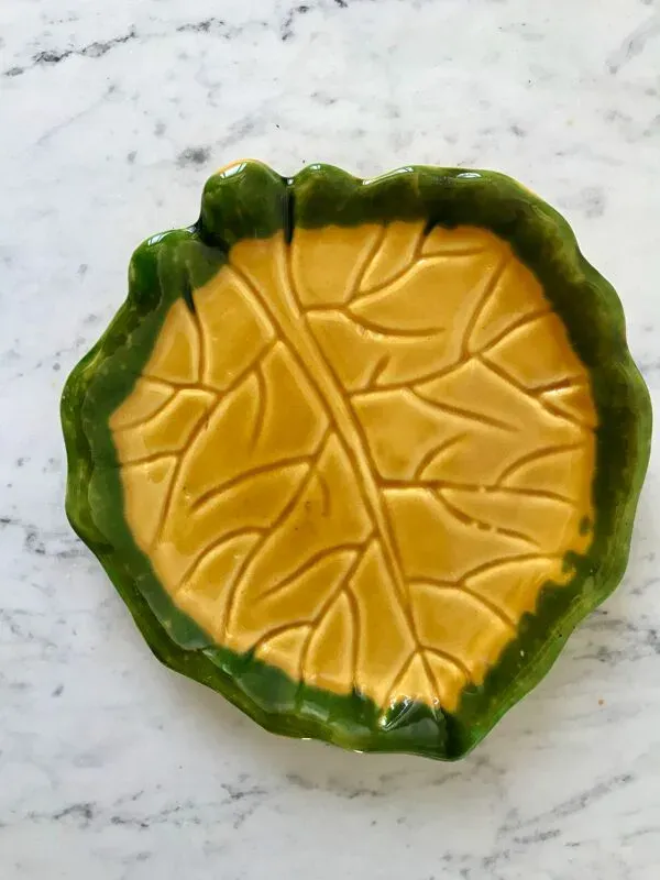 Illustration numéro 3 du produit Vide-poche feuille en barbotine jaune et vert années 60-70