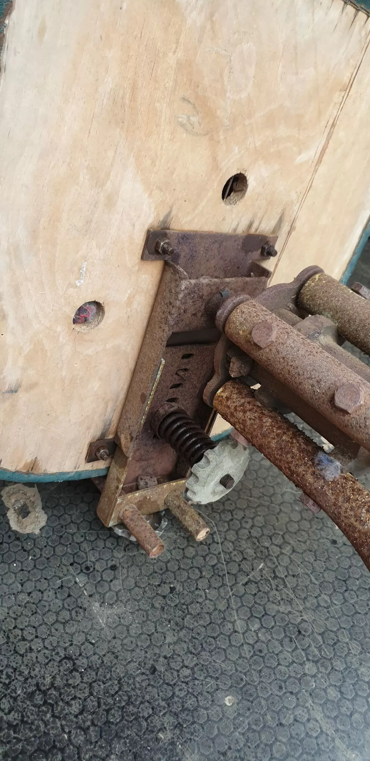 Illustration numéro 3 du produit Chaise pivotante en skaï vert et acier chromé, Pullman, 1960