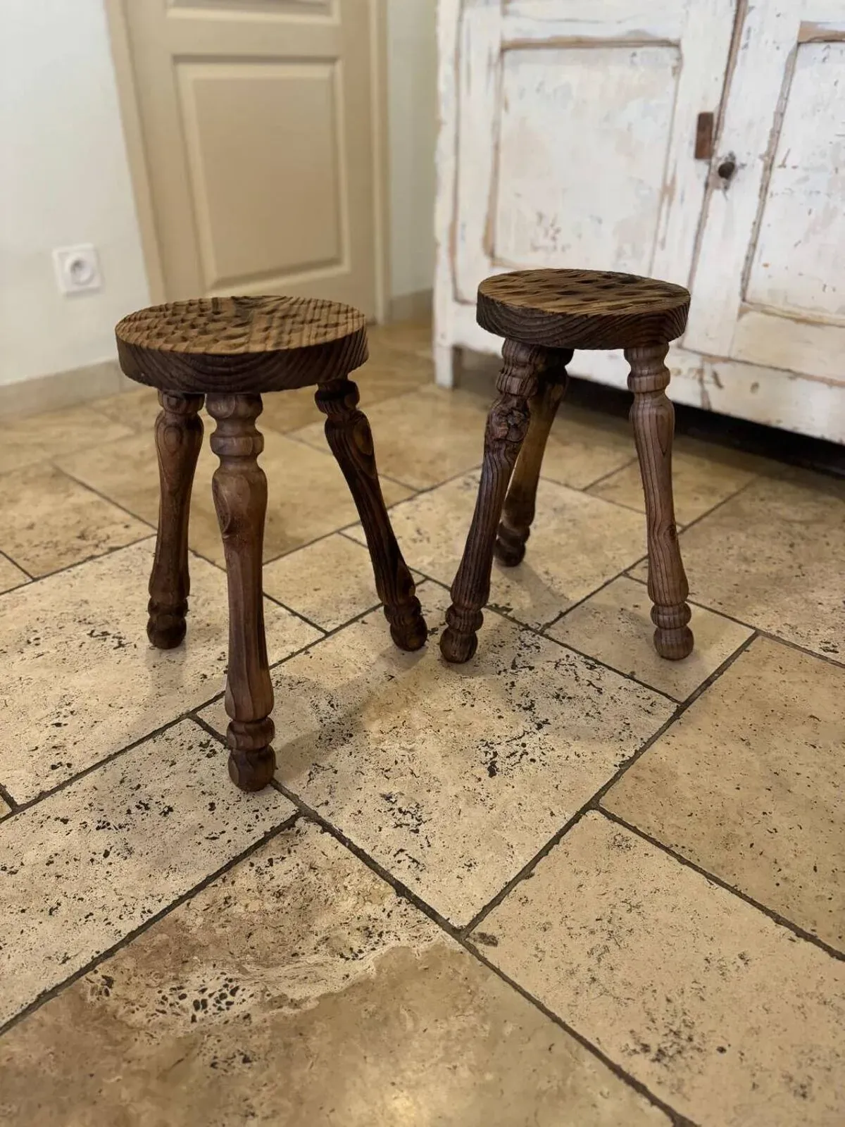 Illustration numéro 3 du produit Duo tabourets tripodes