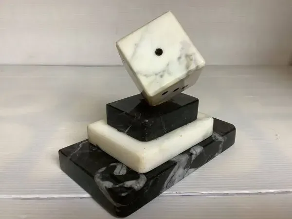 Illustration numéro 3 du produit Un serre livre dés à jouer en marbre