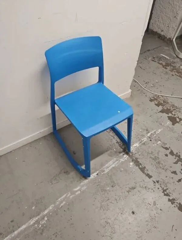 Illustration numéro 3 du produit Chaise de cafétéria empilable Pacific Blue