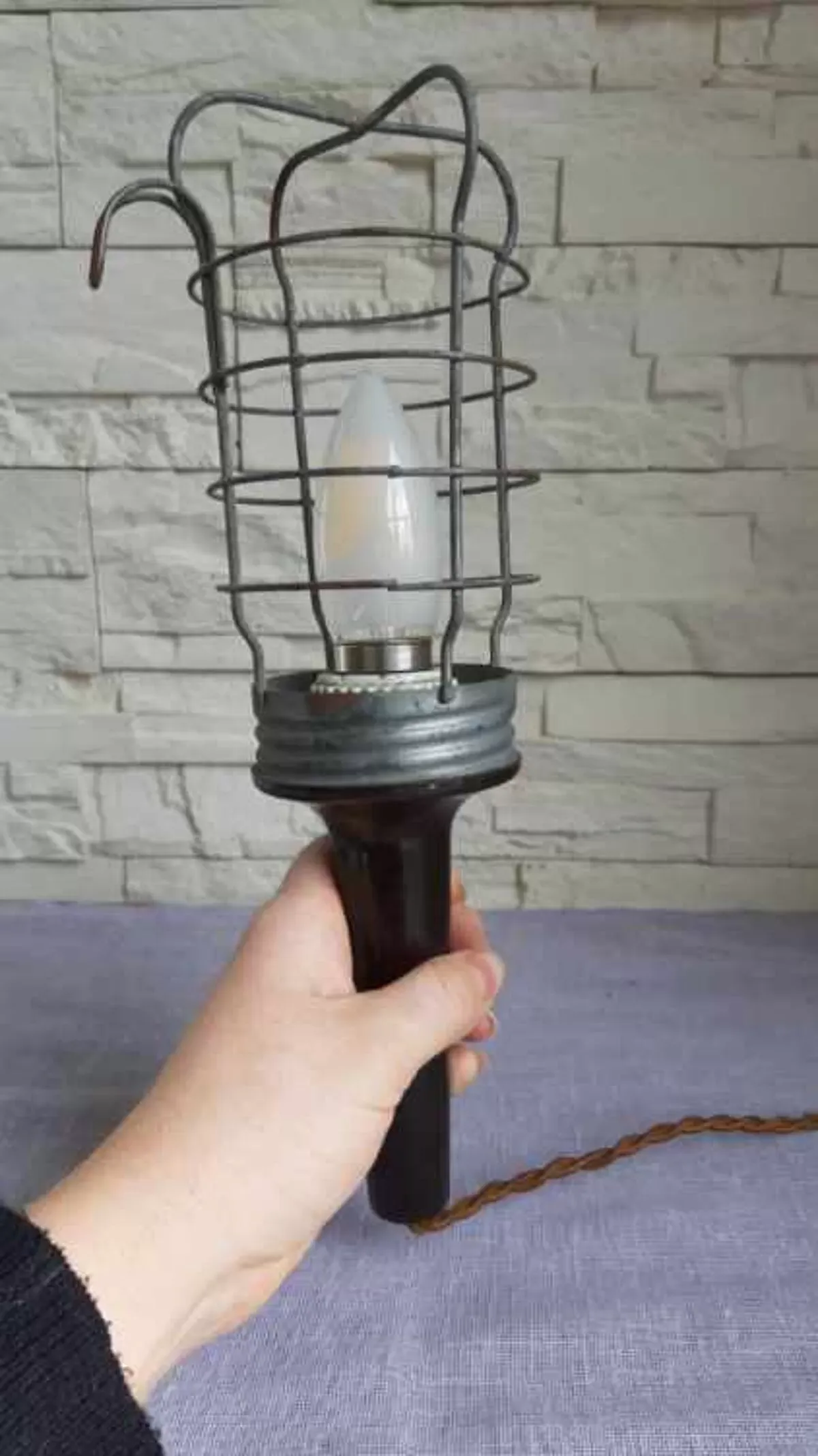 Illustration numéro 3 du produit Lampe baladeuse vintage