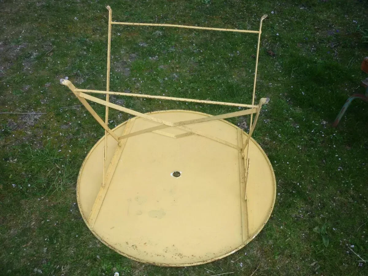 Illustration numéro 3 du produit Table de jardin en  tôle pliable 1950