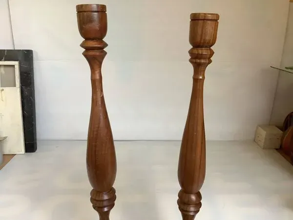 Illustration numéro 3 du produit Paire de grands bougeoirs en bois