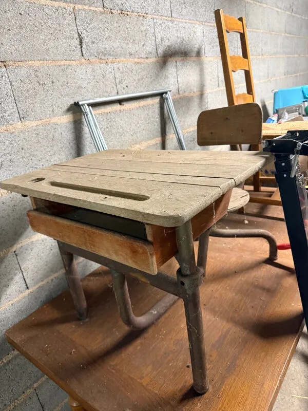 Illustration numéro 3 du produit Bureau / pupitre d’écolier