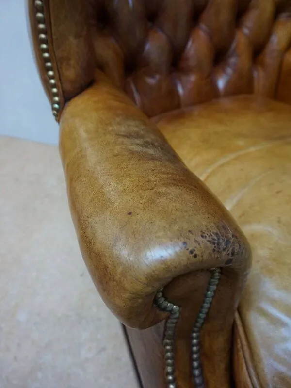 Illustration numéro 3 du produit Fauteuil Chesterfield en cuir cognac vintage, style wingback, Angleterre années 1940.