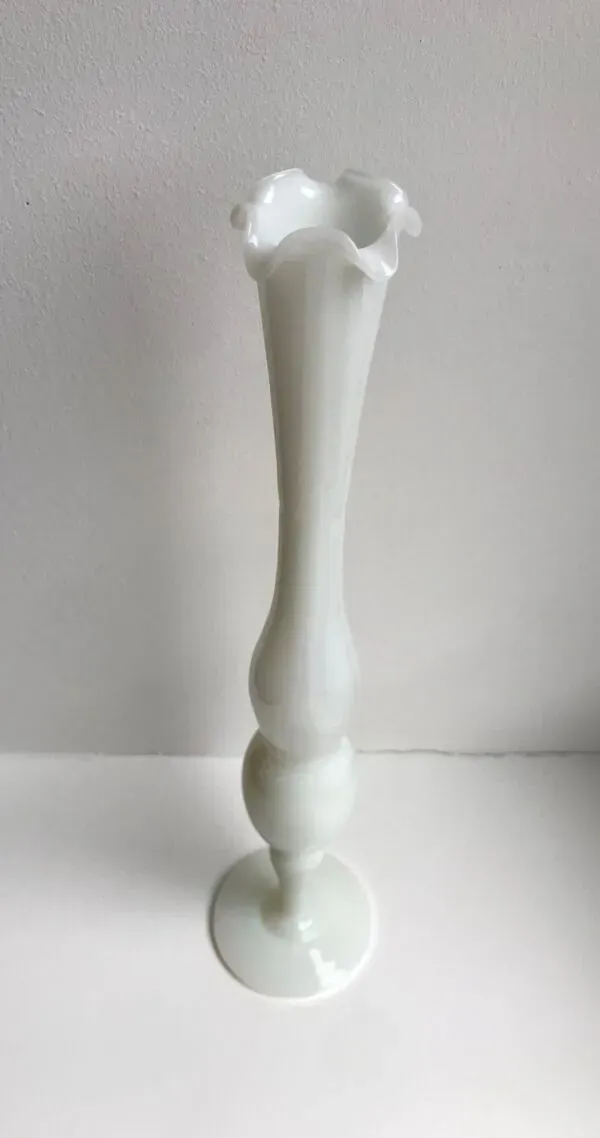 Illustration numéro 3 du produit Soliflore en opaline ancien début XXème