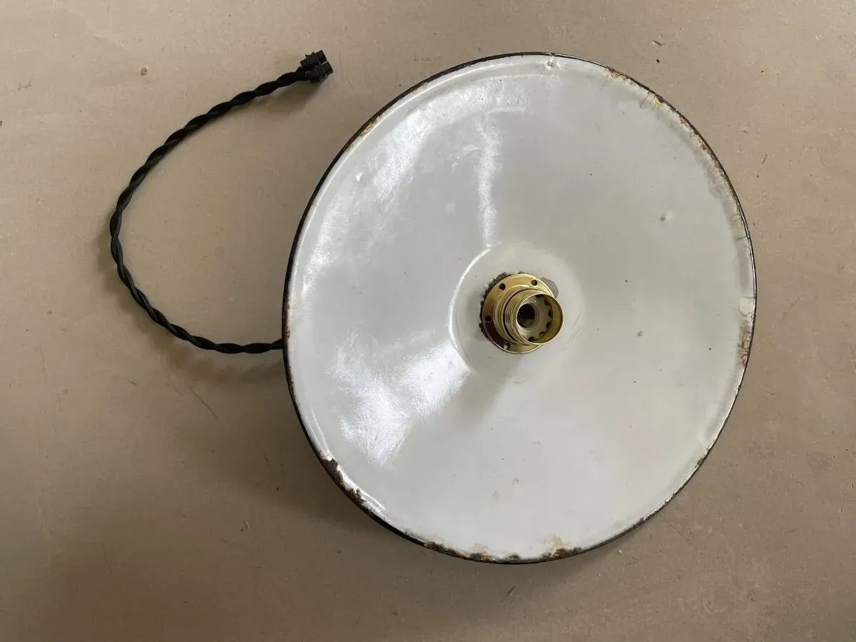 Illustration numéro 3 du produit Suspension d'atelier en tôle émaillée ancienne