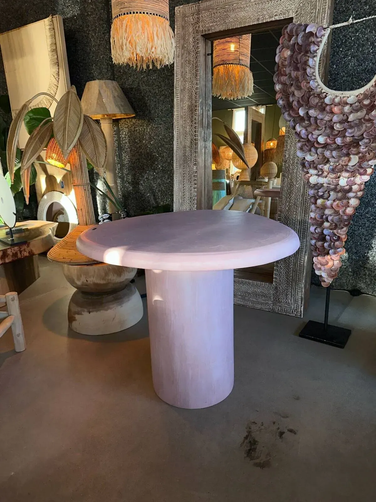 Illustration numéro 3 du produit Table à manger en béton ciré