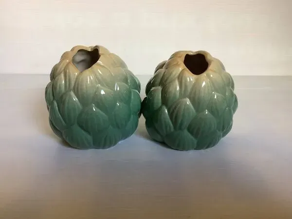 Illustration numéro 3 du produit Paire de vases artichauts barbotine