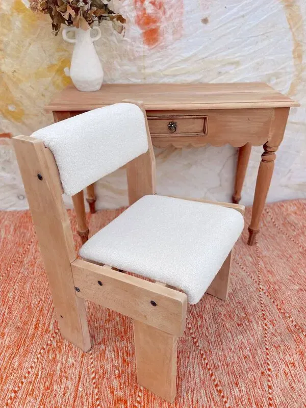 Illustration numéro 3 du produit Chaise brutaliste bois et bouclette