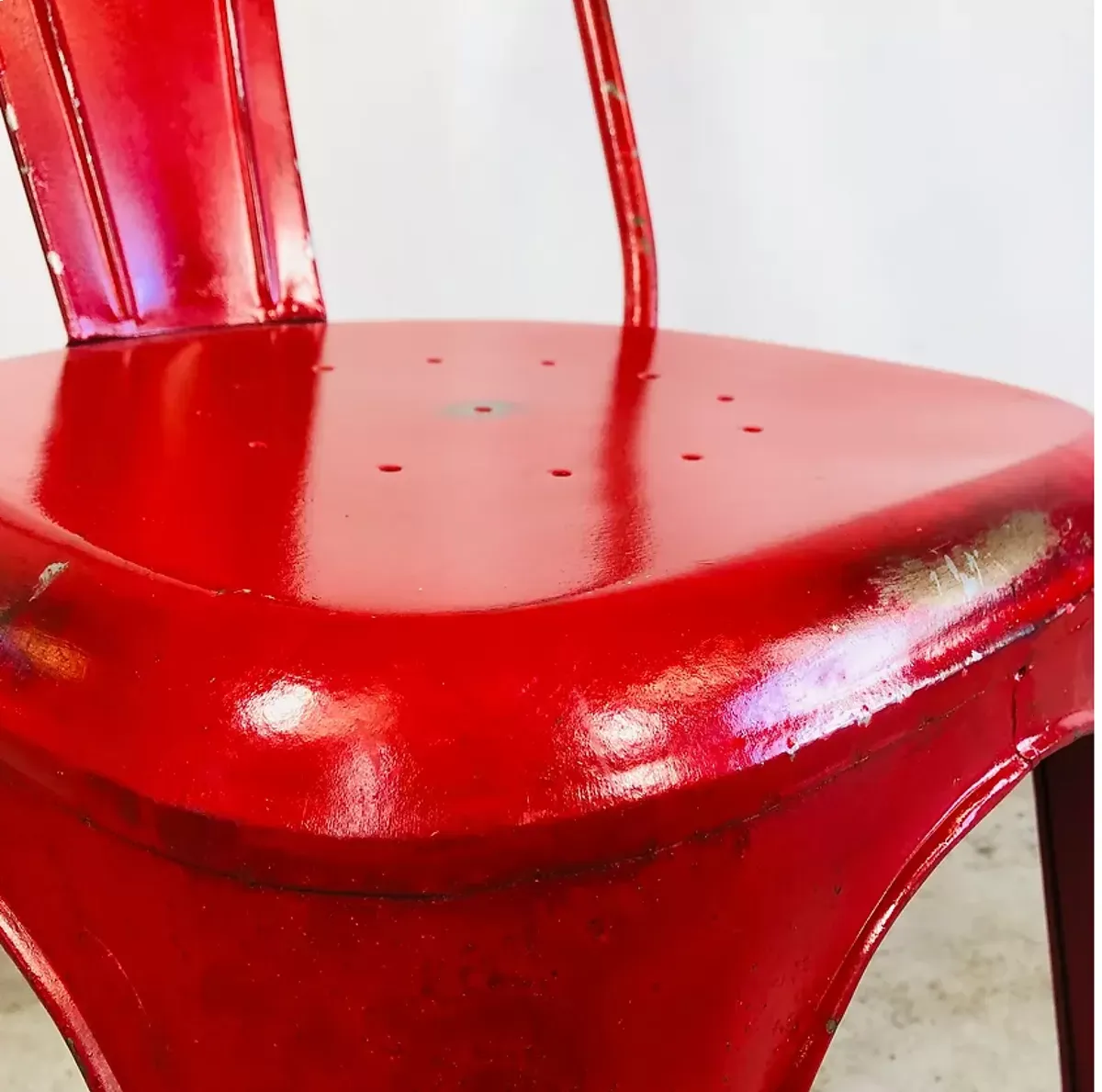 Illustration numéro 3 du produit Ensemble de quatre chaises basses en acier rouge