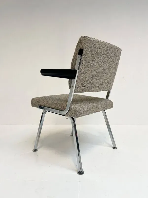 Illustration numéro 3 du produit Fauteuil designer en tissu gris attribué à Gispen, années 1960.