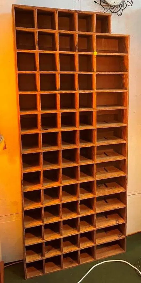 Illustration numéro 3 du produit Casier bois d’atelier, en sapin, années 60-70.