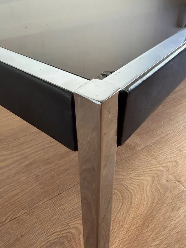 Illustration numéro 3 du produit Grande table basse design années 70 chrome, verre fumé et skaï
