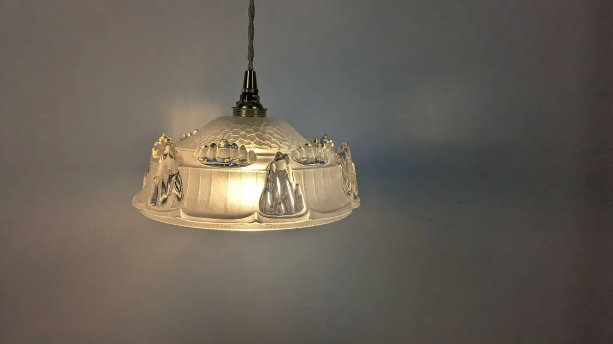 Illustration numéro 3 du produit Suspension vintage en verre moulé et laiton