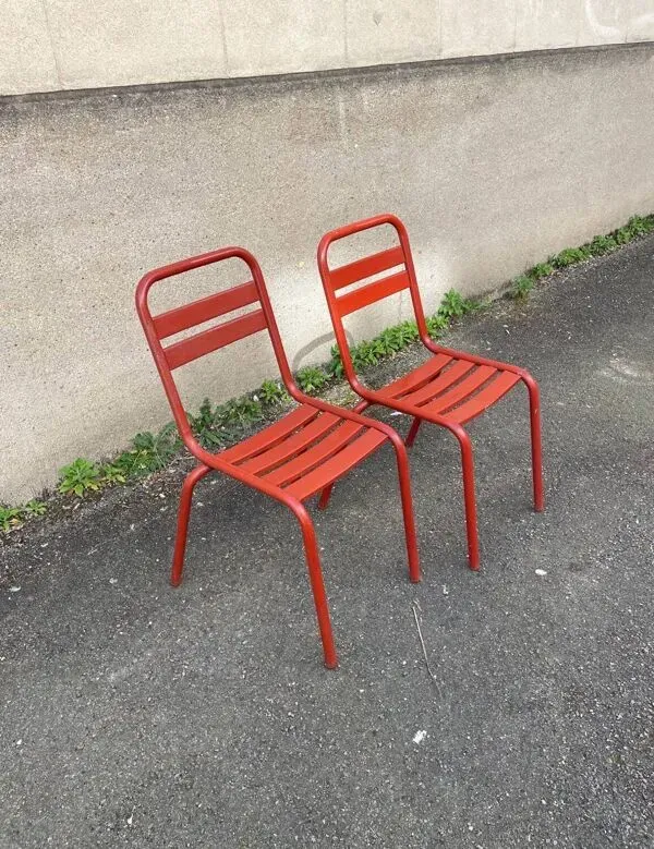 Illustration numéro 3 du produit 2 chaises style Tolix en métal rouge, France 1950