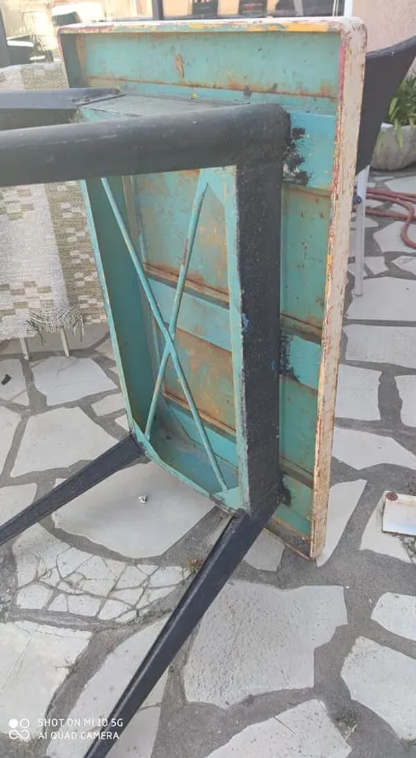 Illustration numéro 3 du produit Table rectangulaire en acier Tolix