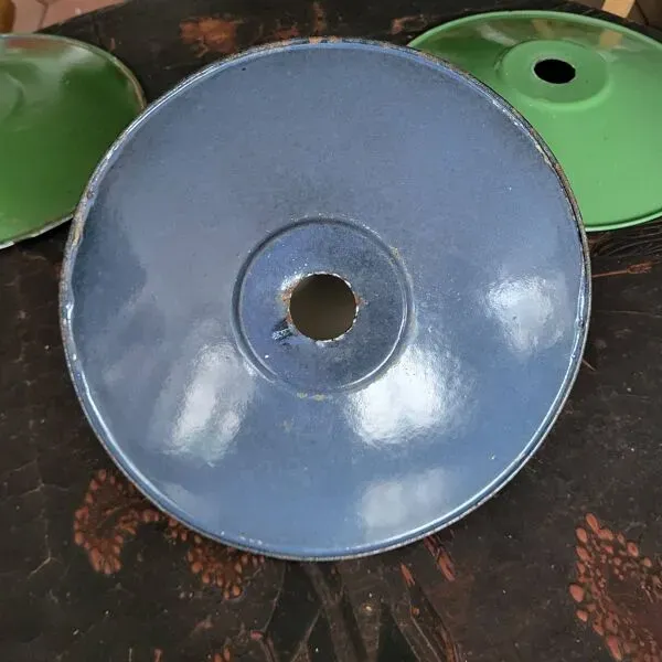 Illustration numéro 3 du produit Abat jour en tôle émaillée bleu