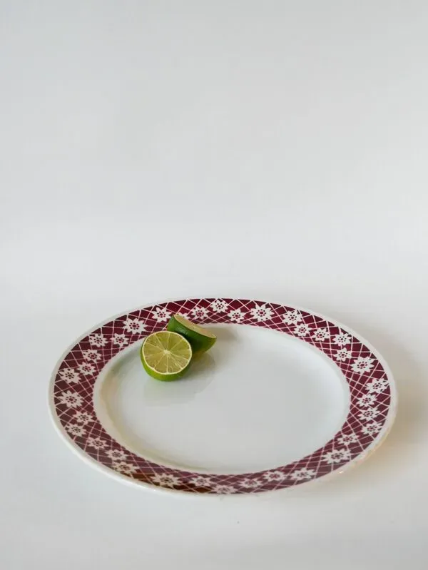 Illustration numéro 3 du produit Grand plat rond saint amand contours fleurs bordeaux 1950