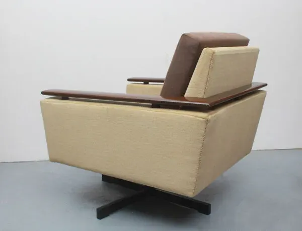 Illustration numéro 3 du produit Fauteuil pivotant des années 1960 en mohair-velours