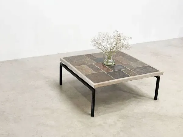 Illustration numéro 3 du produit Table basse carrée brutaliste par Paul Kingma