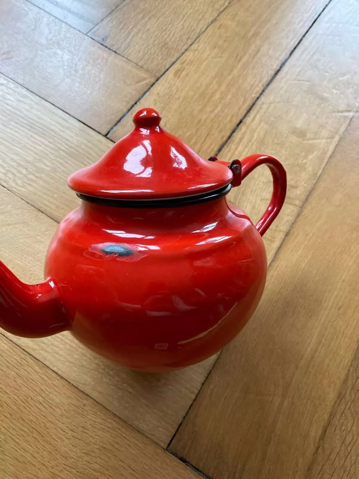 Illustration numéro 3 du produit Théière en émail rouge