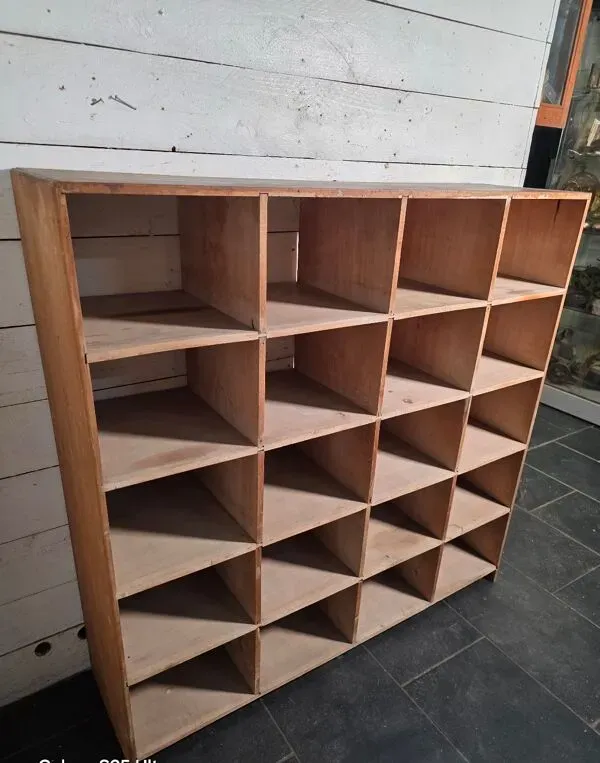 Illustration numéro 3 du produit Meuble de métier à casiers en bois massif