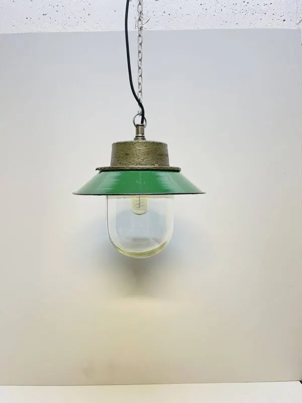 Illustration numéro 3 du produit Suspension en émail industriel verte avec verre, Pologne, années 1960.