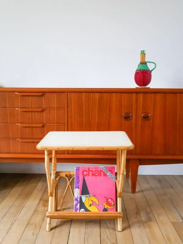 Illustration numéro 3 du produit Table d'appoint porte-revues en rotin et bambou 1960