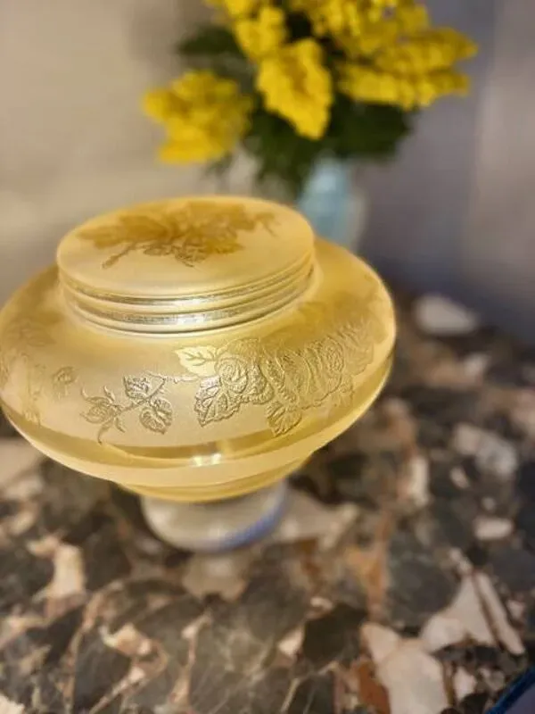 Illustration numéro 3 du produit Lampe à poser art nouveau globe fleuri jaune