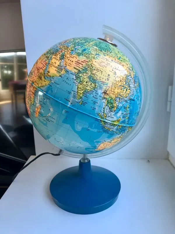 Illustration numéro 3 du produit Globe terrestre lumineux années 70