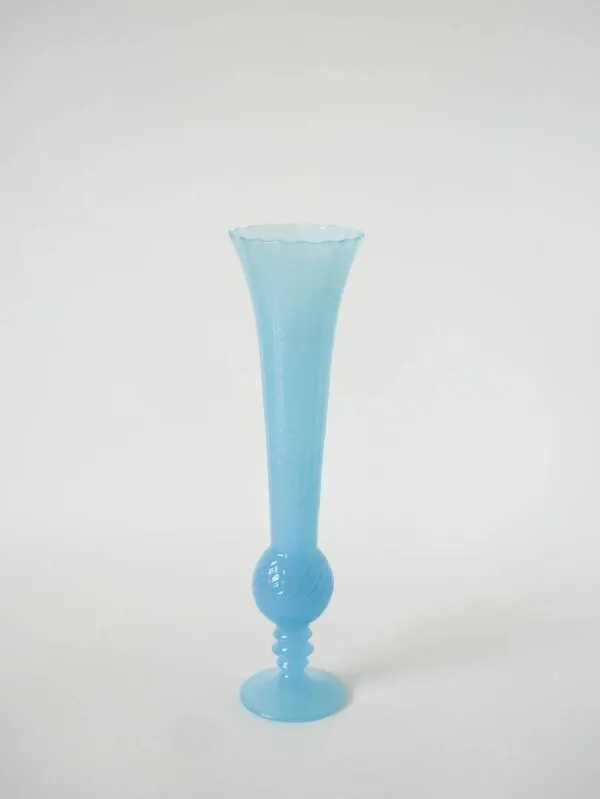 Illustration numéro 3 du produit Vase en opaline à col dentelé et texturé, bleu, 1960